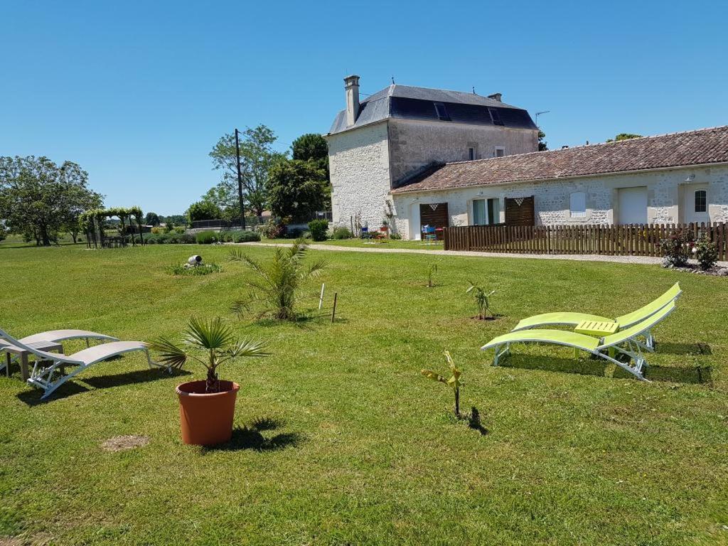 Le Domaine De Bellevue Bed & Breakfast Tanzac Екстериор снимка